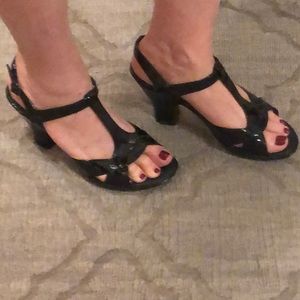 NWT Born Black patent leather 3 inch heel size 8